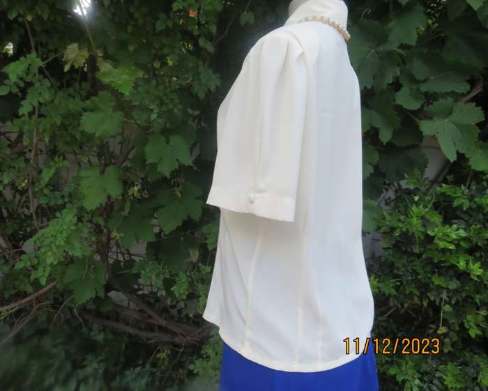 Amazing feminine rich cream silky poly double breast blouse. Embroidered collar.Size 37/13.New cond.