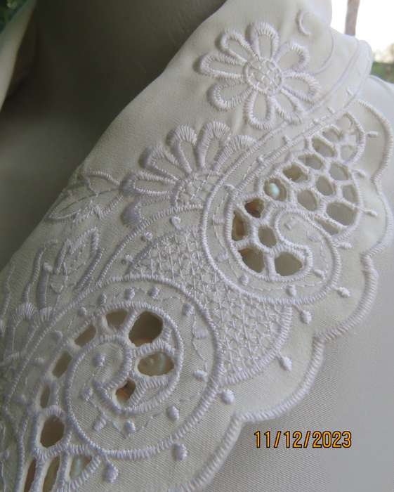 Amazing feminine rich cream silky poly double breast blouse. Embroidered collar.Size 37/13.New cond.