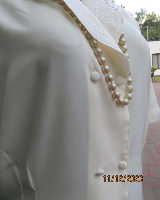 Amazing feminine rich cream silky poly double breast blouse. Embroidered collar.Size 37/13.New cond.