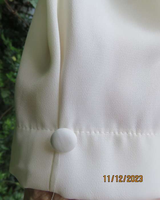 Amazing feminine rich cream silky poly double breast blouse. Embroidered collar.Size 37/13.New cond.