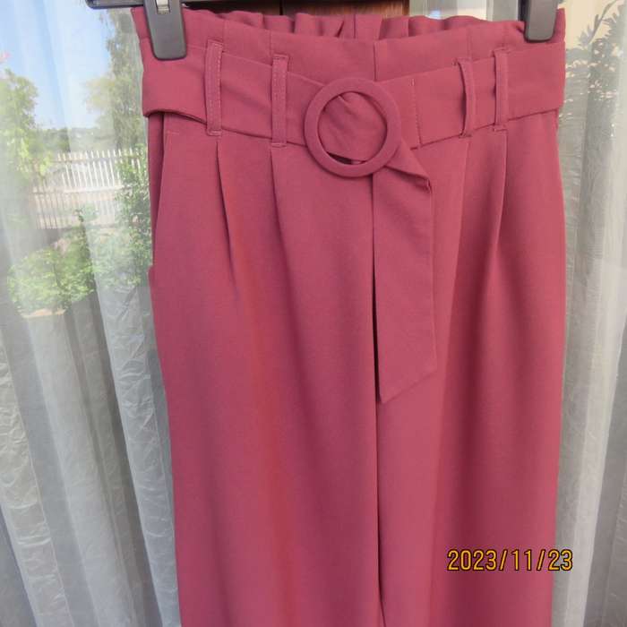 Rouge pink wide legged pants with pleated front-elastic back. Front belt. Size 30