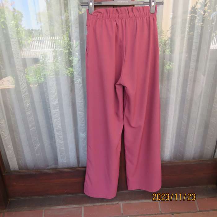 Rouge pink wide legged pants with pleated front-elastic back. Front belt. Size 30