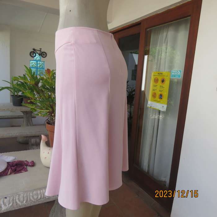 Stunning pale pink stretch poly/viscose skirt by OASIS size 34/10. Unique side panels, Brand new con