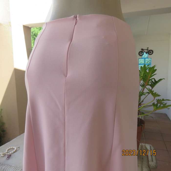 Stunning pale pink stretch poly/viscose skirt by OASIS size 34/10. Unique side panels, Brand new con