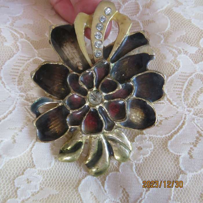 Up the luxe with this gold toned and plum metal buckle with simulated diamonds. 9cm x 6.5cm.As new