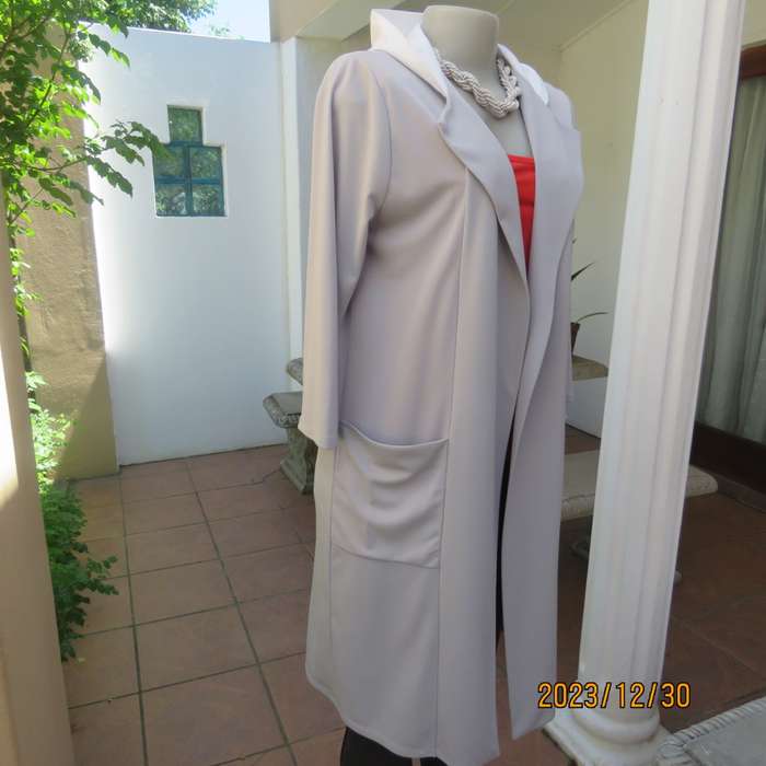 Fashion silver grey open coat in silver grey stretch poly with white hood. By BOU JELOUD size 34.