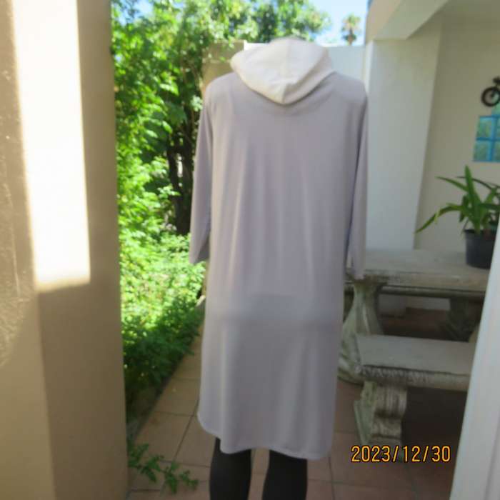 Fashion silver grey open coat in silver grey stretch poly with white hood. By BOU JELOUD size 34.