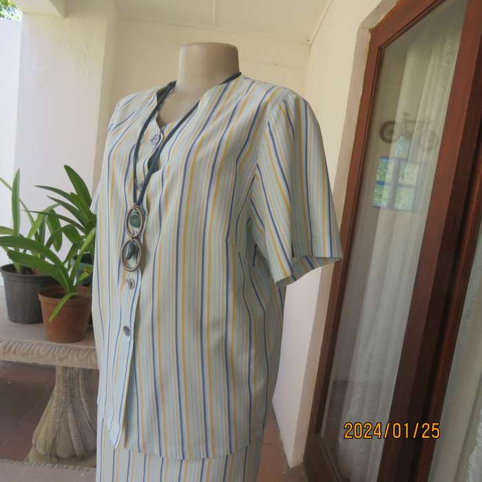 Elongate your figure in this striped 2 pc vintage outfit. Pencil skirt/loose fit button down top. 36