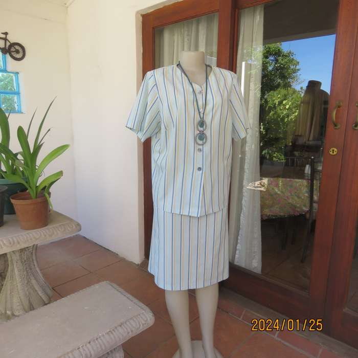 Elongate your figure in this striped 2 pc vintage outfit. Pencil skirt/loose fit button down top. 36