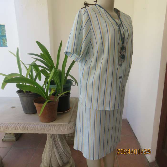 Elongate your figure in this striped 2 pc vintage outfit. Pencil skirt/loose fit button down top. 36