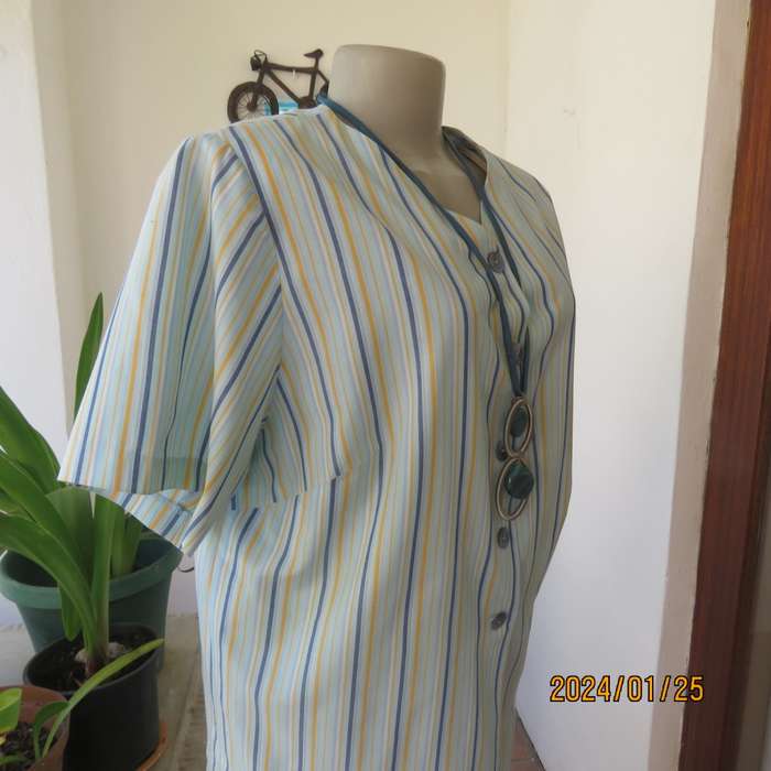 Elongate your figure in this striped 2 pc vintage outfit. Pencil skirt/loose fit button down top. 36