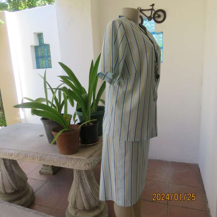 Elongate your figure in this striped 2 pc vintage outfit. Pencil skirt/loose fit button down top. 36
