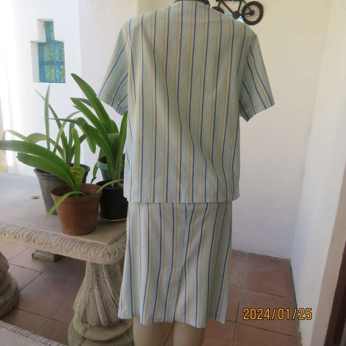 Elongate your figure in this striped 2 pc vintage outfit. Pencil skirt/loose fit button down top. 36