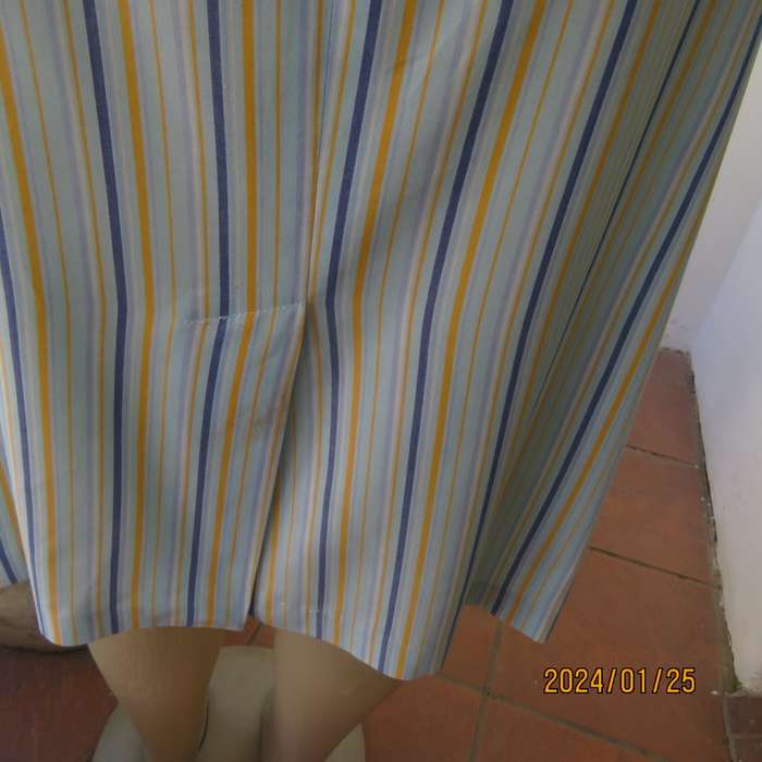 Elongate your figure in this striped 2 pc vintage outfit. Pencil skirt/loose fit button down top. 36