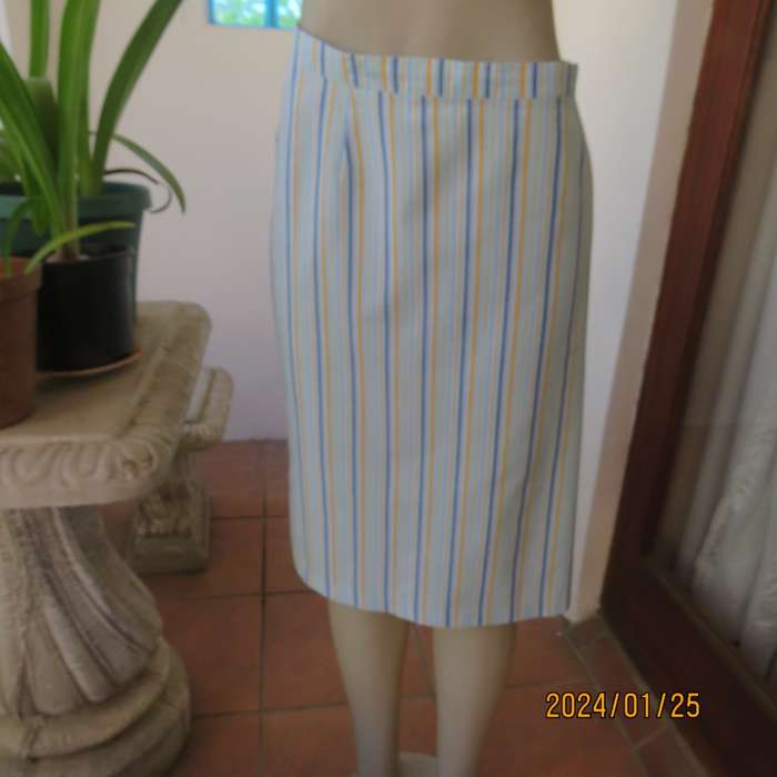 Elongate your figure in this striped 2 pc vintage outfit. Pencil skirt/loose fit button down top. 36