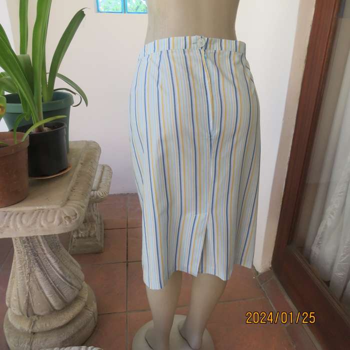 Elongate your figure in this striped 2 pc vintage outfit. Pencil skirt/loose fit button down top. 36