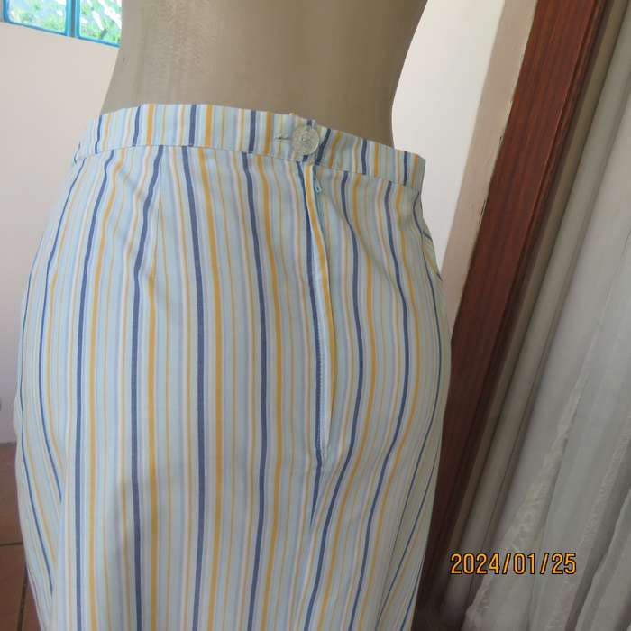 Elongate your figure in this striped 2 pc vintage outfit. Pencil skirt/loose fit button down top. 36