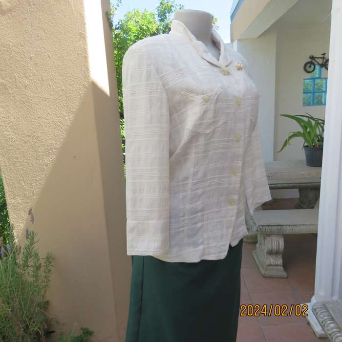 Elegant cream button down jacket from KOREA in cream with embossed stripes. Size 36. Brand new cond
