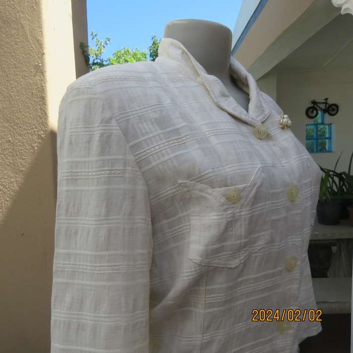 Elegant cream button down jacket from KOREA in cream with embossed stripes. Size 36. Brand new cond