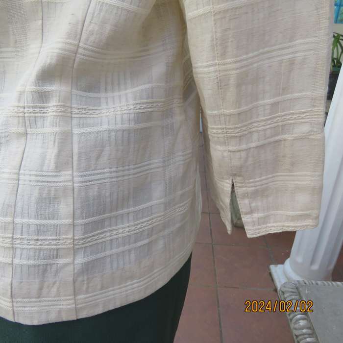Elegant cream button down jacket from KOREA in cream with embossed stripes. Size 36. Brand new cond