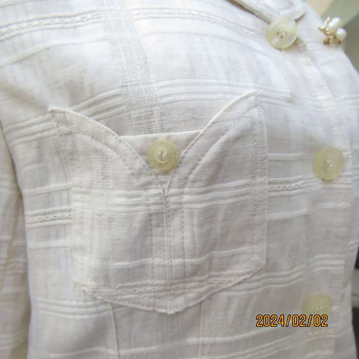 Elegant cream button down jacket from KOREA in cream with embossed stripes. Size 36. Brand new cond