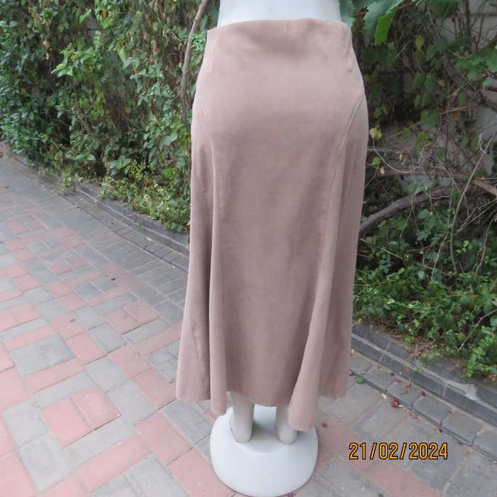 Fabulous light brown suede look 100% stretch polyester ankle length trumpet skirt.Size 36 SENSATIONS