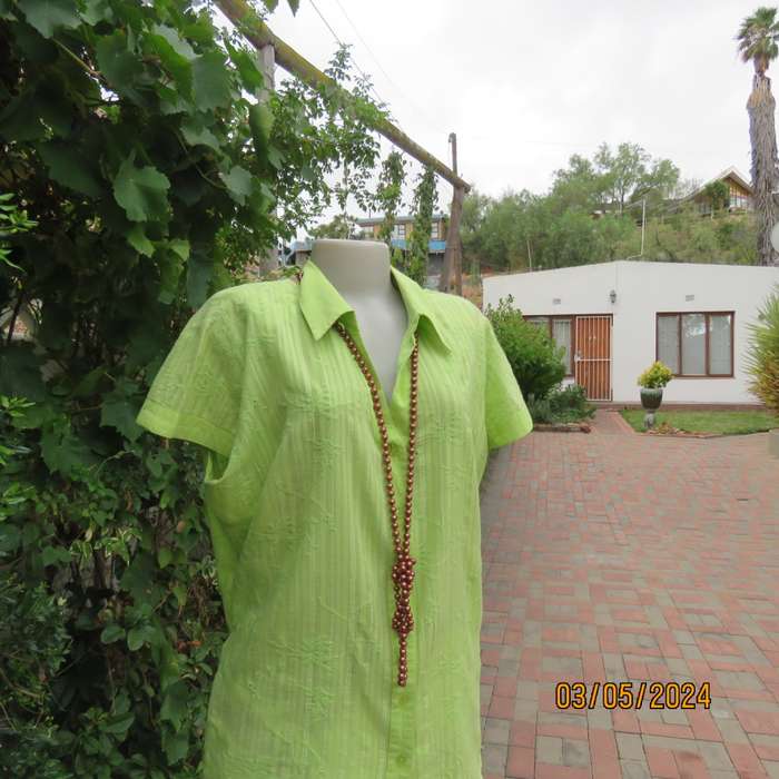 Stunning fresh green capped sleeve top with lurex and embroidery by MILADY`S size 44. As new.