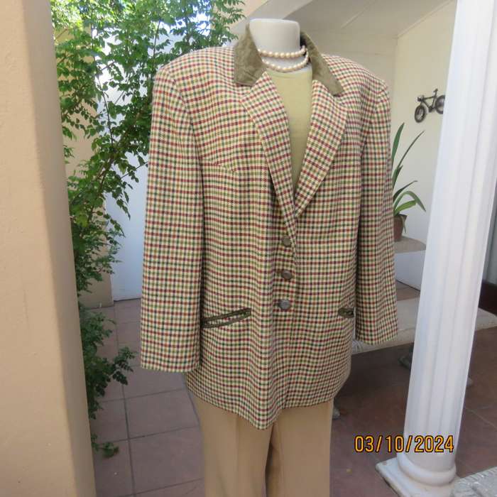Warm vintage long sleeve lined cream/green/burgundy check wool blend jacket. Size 44 to 46.