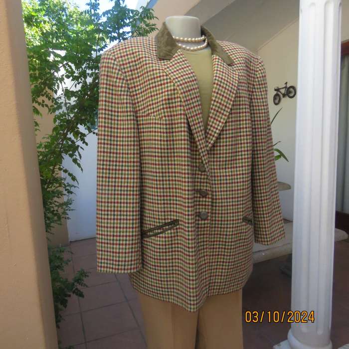 Warm vintage long sleeve lined cream/green/burgundy check wool blend jacket. Size 44 to 46.