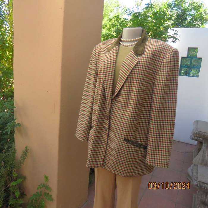Warm vintage long sleeve lined cream/green/burgundy check wool blend jacket. Size 44 to 46.