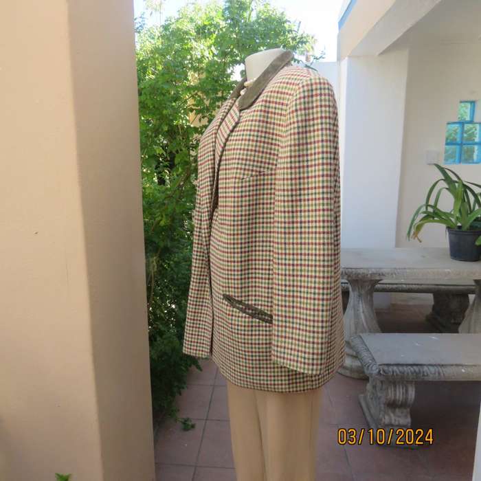 Warm vintage long sleeve lined cream/green/burgundy check wool blend jacket. Size 44 to 46.