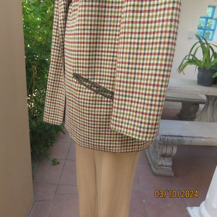 Warm vintage long sleeve lined cream/green/burgundy check wool blend jacket. Size 44 to 46.