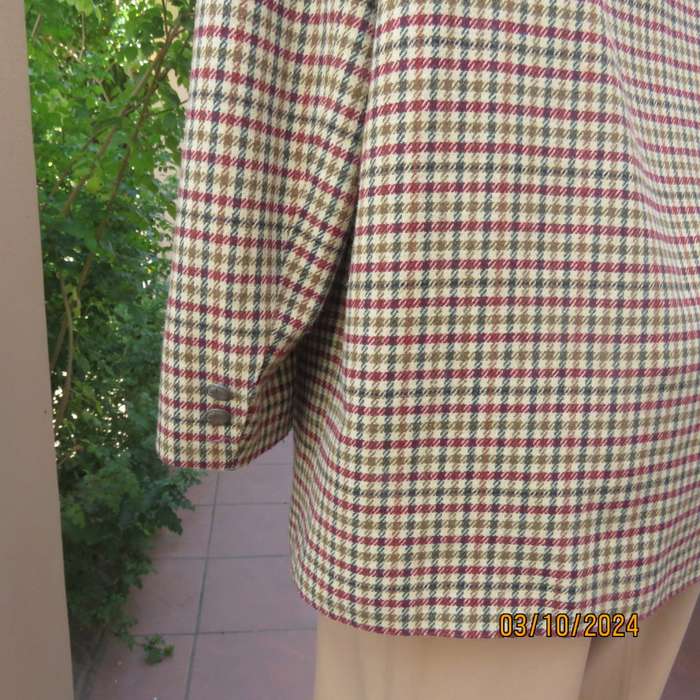 Warm vintage long sleeve lined cream/green/burgundy check wool blend jacket. Size 44 to 46.