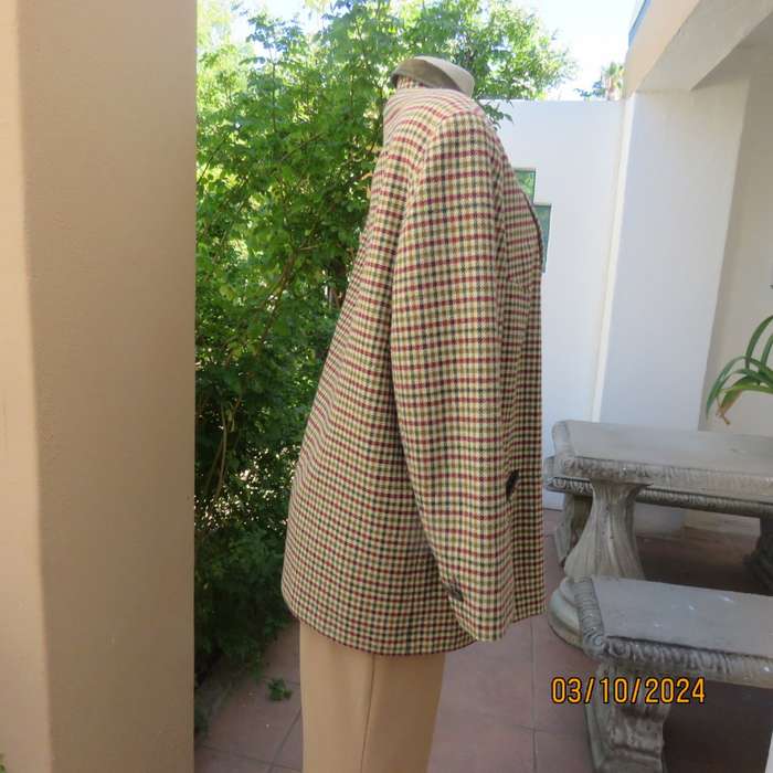 Warm vintage long sleeve lined cream/green/burgundy check wool blend jacket. Size 44 to 46.