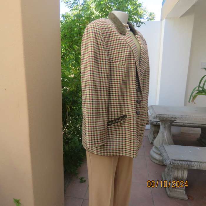 Warm vintage long sleeve lined cream/green/burgundy check wool blend jacket. Size 44 to 46.