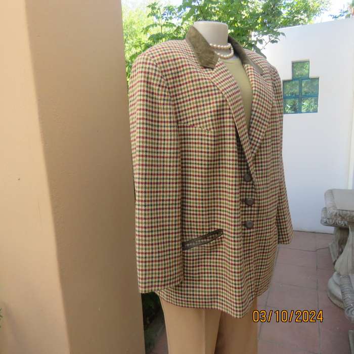 Warm vintage long sleeve lined cream/green/burgundy check wool blend jacket. Size 44 to 46.