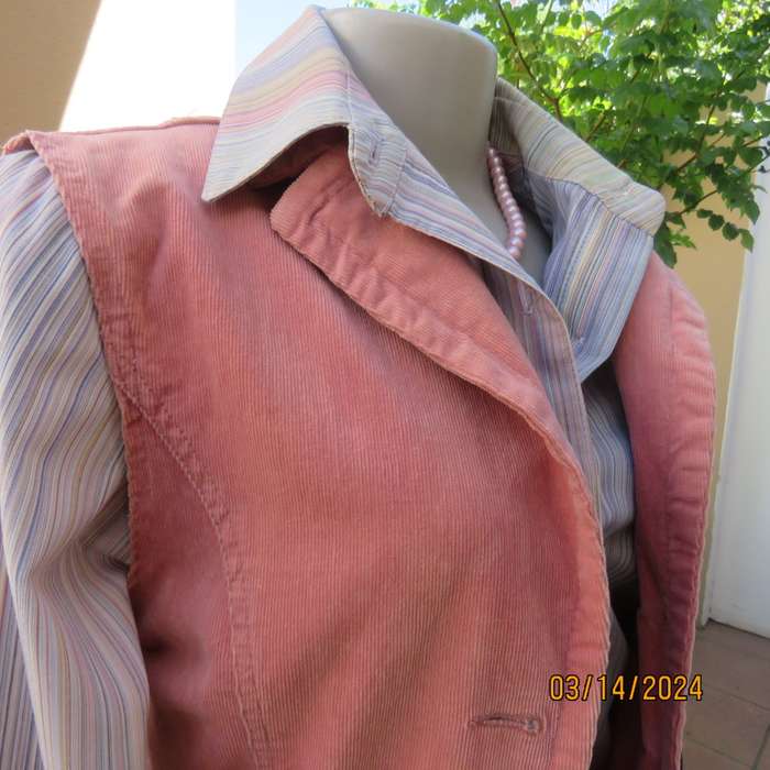 Corduroy stretch cotton styled salmon oink sleeveless waistcoat. Open collar. 2 pockets.Size 34/10