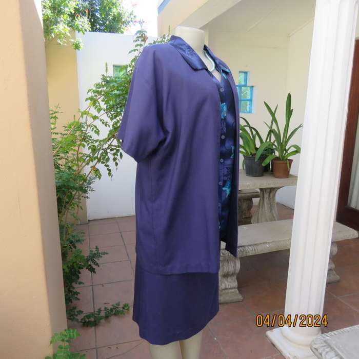 Smart indigo blue 2 pc pencil skirt-open hanging short sleeve jacket. Boutique made size 40.As new