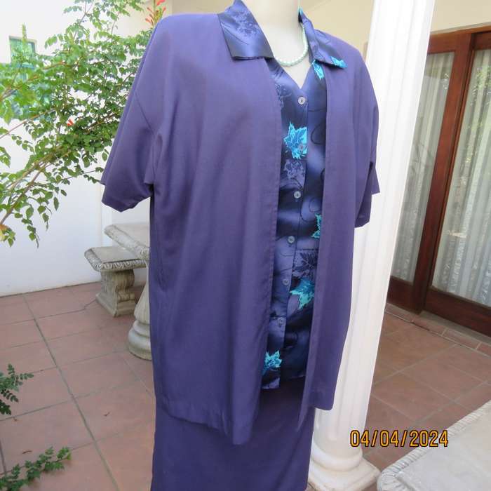 Smart indigo blue 2 pc pencil skirt-open hanging short sleeve jacket. Boutique made size 40.As new