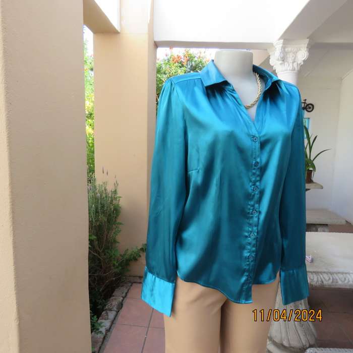 TRUWORTHS glamour shiny jade long sleeve button down top. Size 36. Stretch polyester.