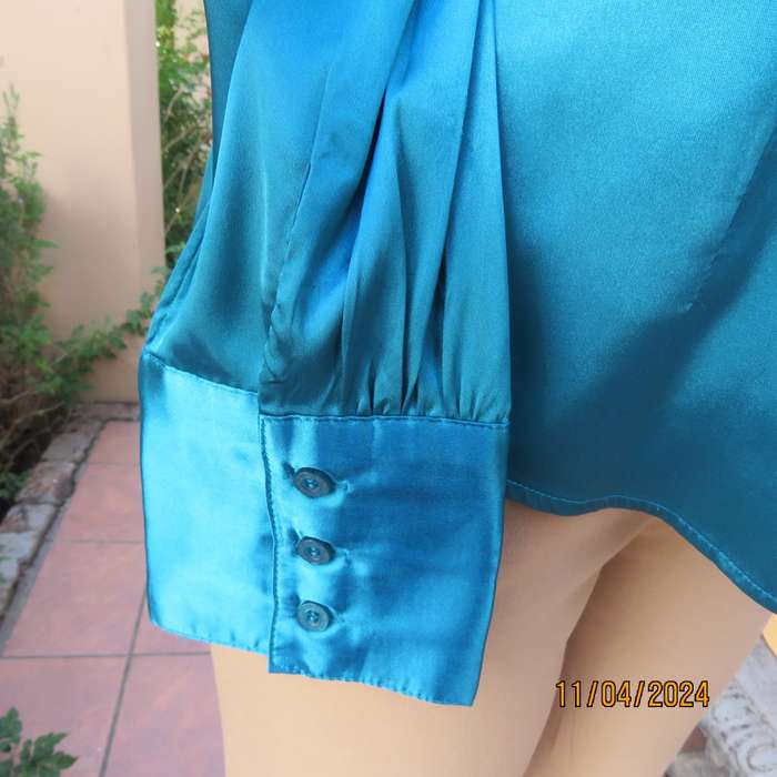 TRUWORTHS glamour shiny jade long sleeve button down top. Size 36. Stretch polyester.