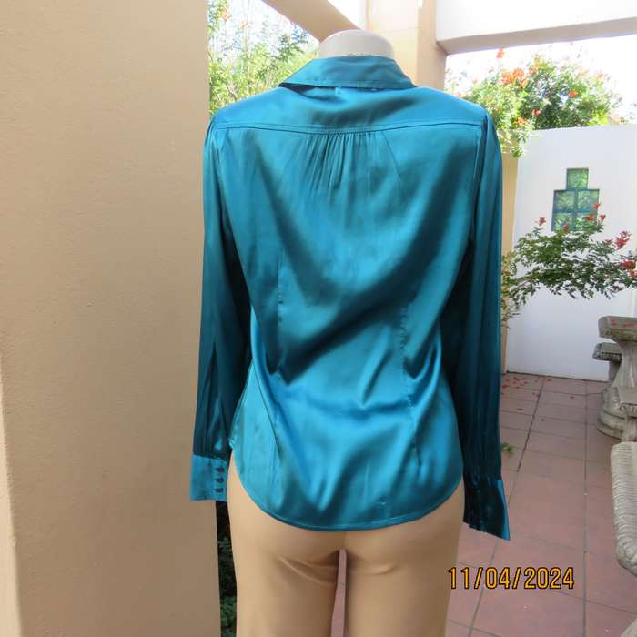 TRUWORTHS glamour shiny jade long sleeve button down top. Size 36. Stretch polyester.