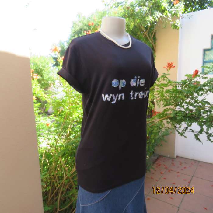 High quality black capped sleeve T Shirt with appliqued logo. Size 34 by CEDARWOOD STATE Dublin.