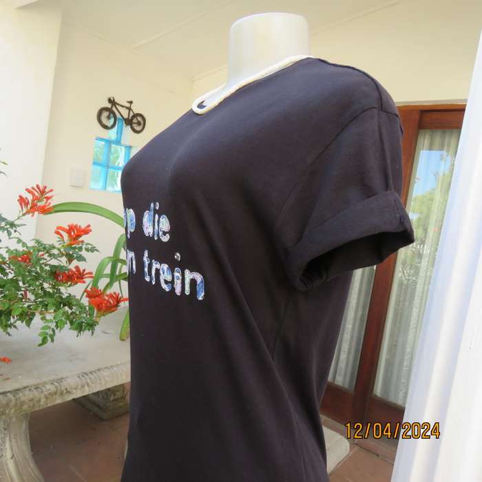 High quality black capped sleeve T Shirt with appliqued logo. Size 34 by CEDARWOOD STATE Dublin.