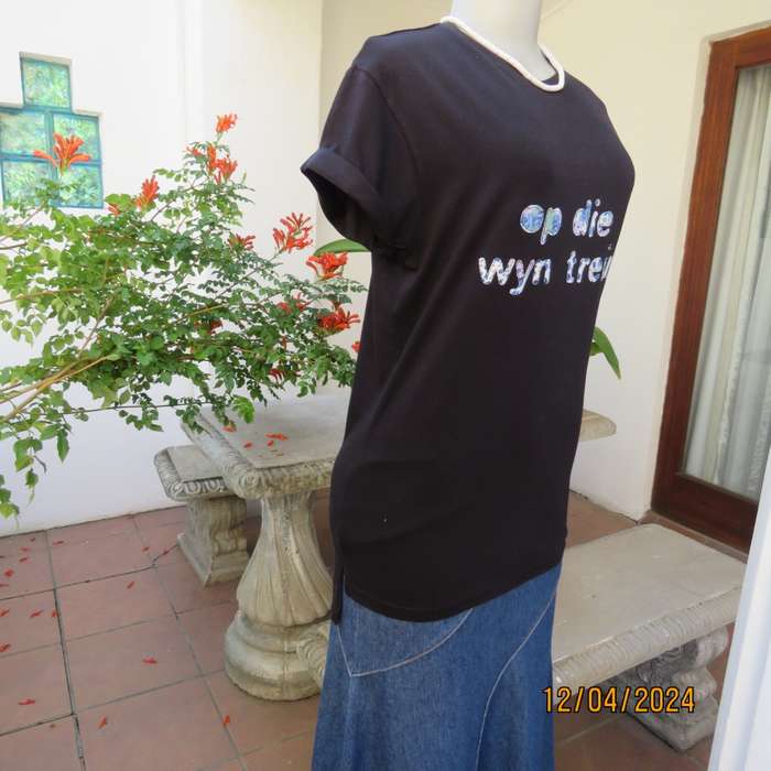 High quality black capped sleeve T Shirt with appliqued logo. Size 34 by CEDARWOOD STATE Dublin.