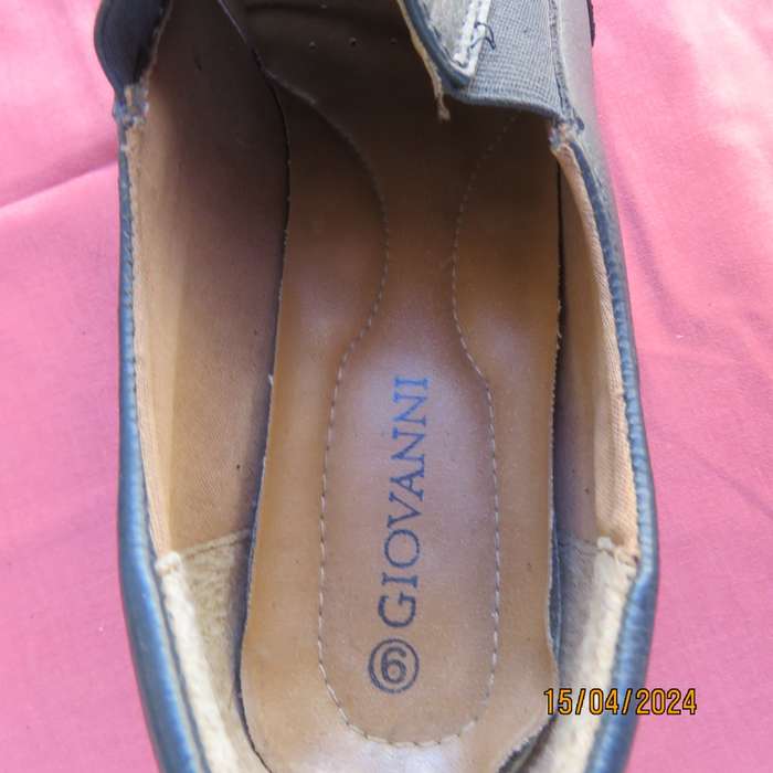 Amazing quality GIOVANNI navy block heel shoes. Size 9. Winter winner! Brand new cond.