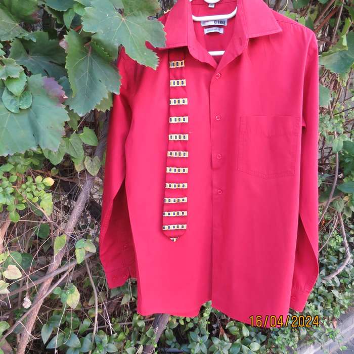 Men`s cherry red long sleeve polycotton CIGNAL (Markham) shirt size S chest 95cm. Free narrow tie.