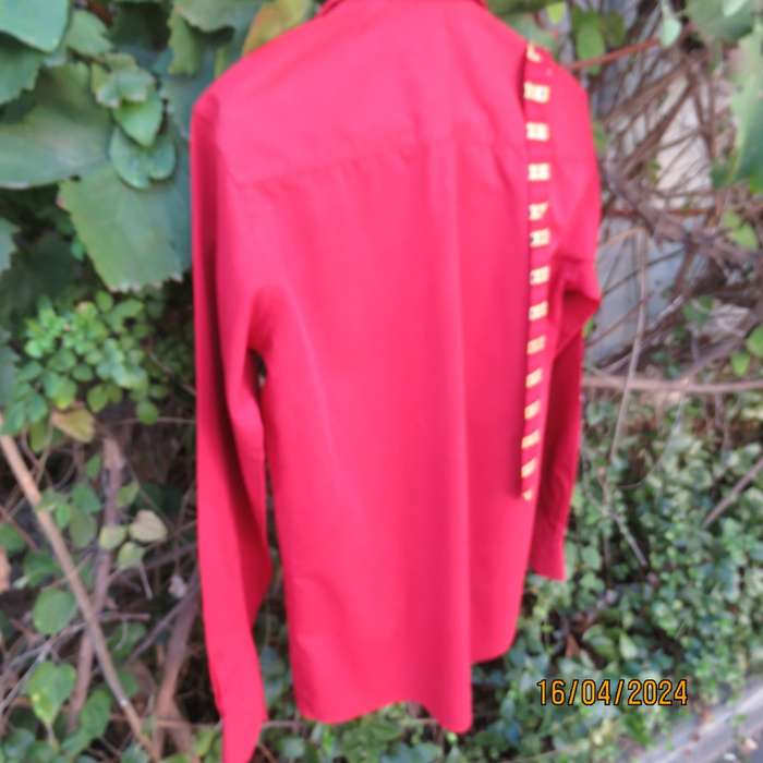 Men`s cherry red long sleeve polycotton CIGNAL (Markham) shirt size S chest 95cm. Free narrow tie.