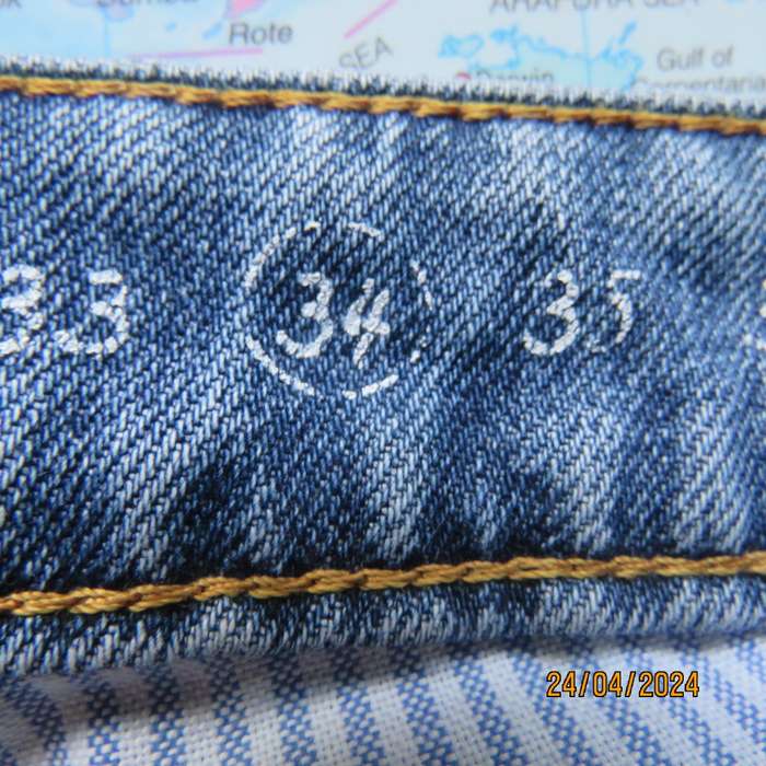 High quality OLD KHAKI distressed look Men`s jeans size 34. In 100% cotton. Very good cond.