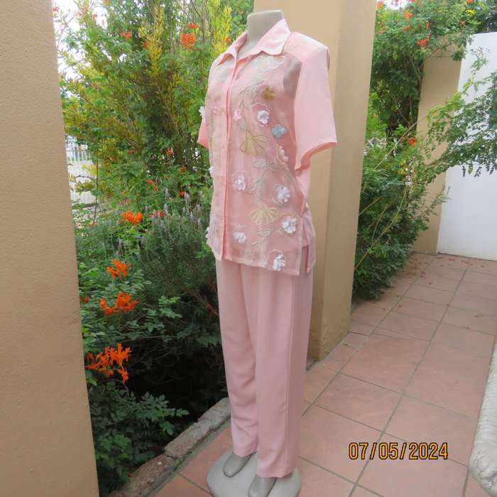 Amazing 2 pc salmon pink textured polyester pants/jacket outfit. Size 38. Jacket emb. organza fronts